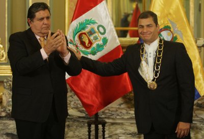 El Presidente del Perú Alan García Pérez, aplaude a su homólogo, Presidente del Ecuador Dr. Correa Delgado que luce la "Orden del Sol del Perú"
