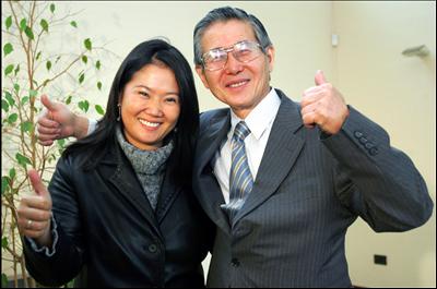 Aparece el ex-Presidente Alberto Fujimori y su señora hija Keiko Fujimori, candidata a la Presidencia de la República en el próximo período presidencial que comienza en Julio de 2011