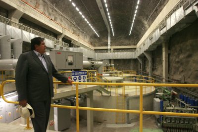 El Presidente García observa detenidamente la Sala de Máquinas de la Hidroeléctrica "EL PLATANAL" en el distrito de Zuñiga (CAÑETE)