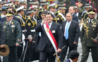 El Presidente del Perú Alan García Pérez, con banda presidencial y bastón de mando militar, llega a los recintos de la Avenida Brasil para presidir el desfile militar de Fiestas Patrias. Foto Cortesía Agencia ANDINA