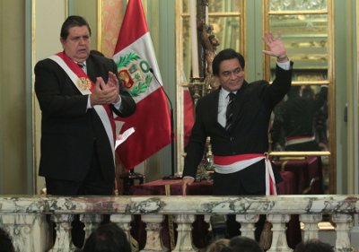 El Presidente del Perú Alan García Pérez, juramenta al Ingº José Antonio Chang E. Presidente del Consejo de Ministros y Ministro de Educación. (Foto Ag. Noticias Andina)