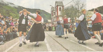 Descendientes de colonos austro alemans danzando los bailes del país de sus ancestros