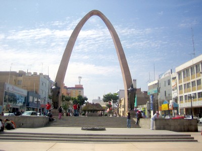Monumento en homenaje a los héroes peruanos Grau y Bolognesi en la Plaza Mayor de Tacna