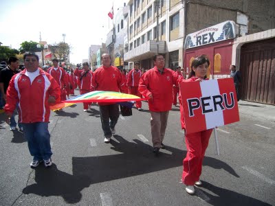 Deportistas se alistan a desfilar con el pueblo en la Procesión de la Bandera en  Tacna