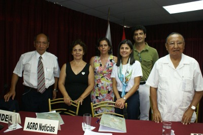 Panelistas que participaron en el Seminario Internacional sobre Bioseguridad. Aparece el Director de Agro-Noticias Reynaldo Trinidad Ardiles, Dra Antonieta Gutiérrez, Presidenta de la Sociedad Peruana de Genénetica, Ana Sabogal, Representante de IDEA y PUCP, Kic, Dra Jimena Nieto,principal ponente del Seminario Internacional sobre la Bioseguridad y el Protocolode Cartagena, Eduardo Zegarra (Grade-Adex) y Rodolfo Velarde, Director de la revista "ORBITA POPULAR" y Corresponsal de Prensa Internacional Panelistas que participaron en el Seminario Internacional sobre Bioseguridad