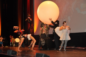 Animación circense en apertura del FFM. Foto Patrick Sheridan