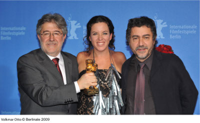 José María Morales, Claudia Llosa y Antonio Chavarrias recibiendo el Oso de Oro