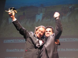 Tony Gatlif director pelicula Korkoro con el presidente del Jurado. Foto Patrick Sheridan