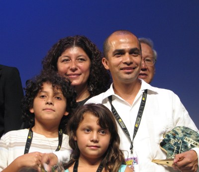 Productora de la pelicula "El Viaje de Teo", Sra. Lourdes García y familia reciben el gran trofeo