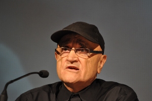 Serge Losique, presidente del FFM, ofreciendo declaraciones a la prensa. Foto Patrick Sheridan