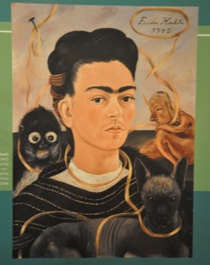 En el retrato de Frida Kahlo 1945, se la muestra acompañada de sus animales de compañía favoritos como: Fulang Chang, su mono preferido, Señor Xoloti, su perro preferido de raza mexicana y una araña, todos unidos por una cinta en el cuello símbolo de su unión con Frida