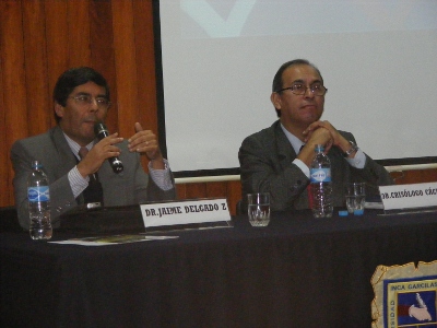 Aparecen en el grabado el ex-Presidente de ASPEC Jaime Delgado y el actual Presidente de dicha  institución Crisólogo Cáceres, durante la conferencia de prensa