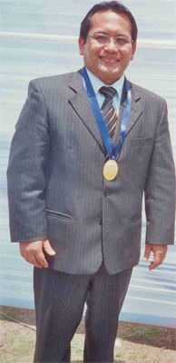 Dr. Luis Antonio Alemán  Nakamine, Jefe de la Oficina de Asesoría Jurídica, ex alumno del Colegio