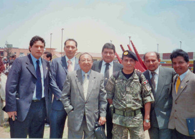 Grupo de ex-alumnos Promoción 1984 con su ex-director Rodolfo Velarde