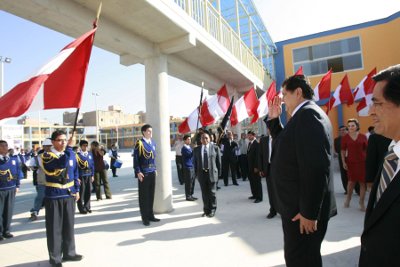 Alan García Pérez, saluda militarmente al bicolor nacional que es portado por el abanderado del Colegio "Eguren" de Barranco