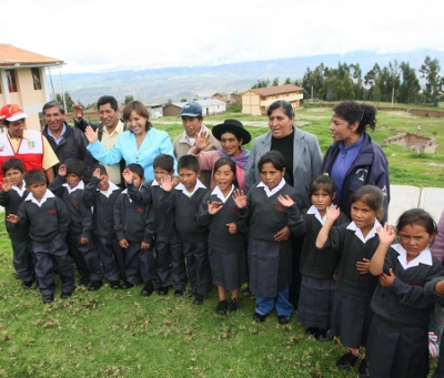 Alumnos de primaria, de Ayacucho, en el Ande peruano, inician clases con nuevos uniformes. Los acompaña la Ministra de la Mujer