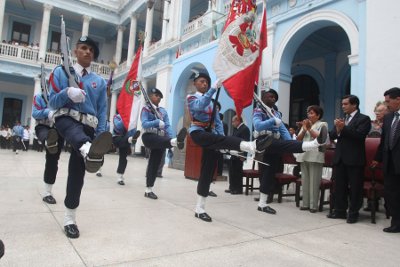 Gobierno peruano dispuso que los colegios estatales y particulares tendrán vacaciones adelantadas del 15 de Julio al 31 del mismo mes. Aquí aparece la gloriosa escolta del colegio Guadalupe de Lima