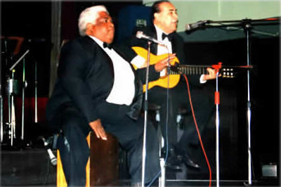 Arturo "Zambo" Cavero y su inseparable cajón acompañado por el maestro Oscar Avilés