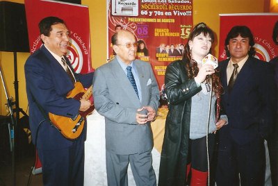 Un cuarteto de estrellas del espectáculo. Aparecen de izquierda a derecha César Bolarte, Tito Rojas A., la cantante argentina KARLA y el cantante de los Doltons Alfredo Correa Campos