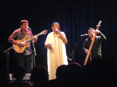 Susana Baca, Ernesto Hermoza y Oscar Huaranga. Foto Patrick Sheridan