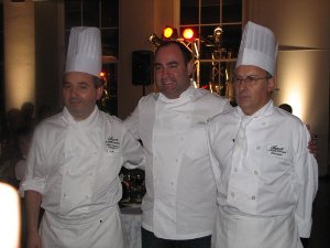 Chef Vitor Sobral con los chefs del Hotel Queen Elizabeth. Foto Patrick Sheridan