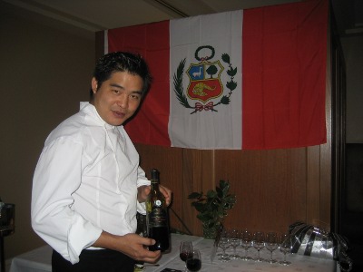 Yaquier Sato mostrando el Vino Tabernero Yaquier Sato mostrando el Vino Tabernero