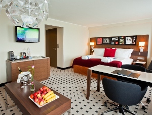 Confortable habitación en el Hotel Radisson Blu Latvija. Foto cortesía Hotel Radisson Blu Latvija