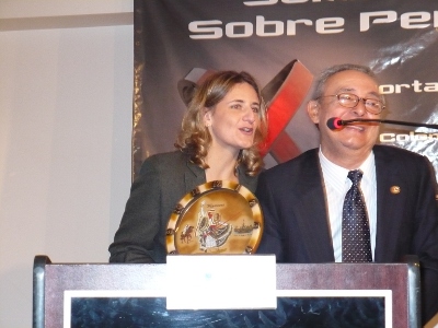 Lic. Andrea Schunk, Directora de Turismo de Colonia Sacramento, es distinguida por el Presidente de PRENSATUR (Perú) Mario González Olivera