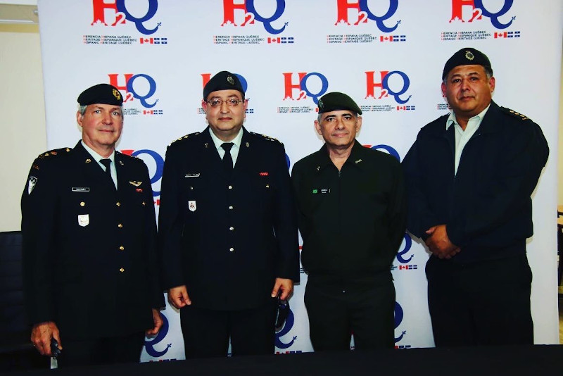 El Capitán Rey García Salas segundo a partir de la izquierda rodeado de miembros de las Fuerzas Armadas del Canadá. Foto HHQ