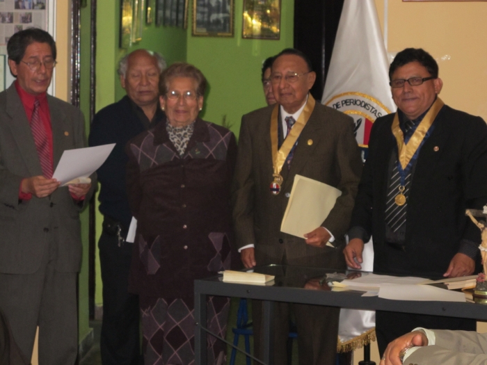 El licenciado Christian Herrera, maestro de ceremonias, lee el texto de las comunicaciones felicitando al colega Velarde. Lo acompaña el decano de la orden y el colega CPP Igor Espinoza