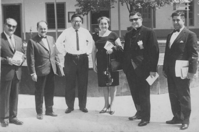 En Medellín, Colombia (1965), aparecen en el grabado Syro Gildardo de Acción Comunal Municipal de Medellin, Reverendo Alberto Abcizar, director de la escuela de periodismo de la Universidad Católica de Venezuela y los representantes del Perú, doctora Matilde Perez Palacios, directora de la Escuela de Periodismo de la Universidad Católica y el periodista Rodolfo Velarde de los gremios del Perú