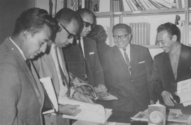 En Quito, Ecuador (1963), becado por la UNESCO, Rodolfo Velarde  llevó una interesante exposición de libros, revistas escolares, diarios y folletos sobre el nacimiento de la TV peruana, TV7, TV4 y TV5 que se exhibieron  en la biblioteca de CIESPAL. Aparece un grupo de profesores y periodistas de América del Sur visitando la muestra. Colegas del Brasil, El Salvador, Bolivia y Argentina hacen sus comentarios