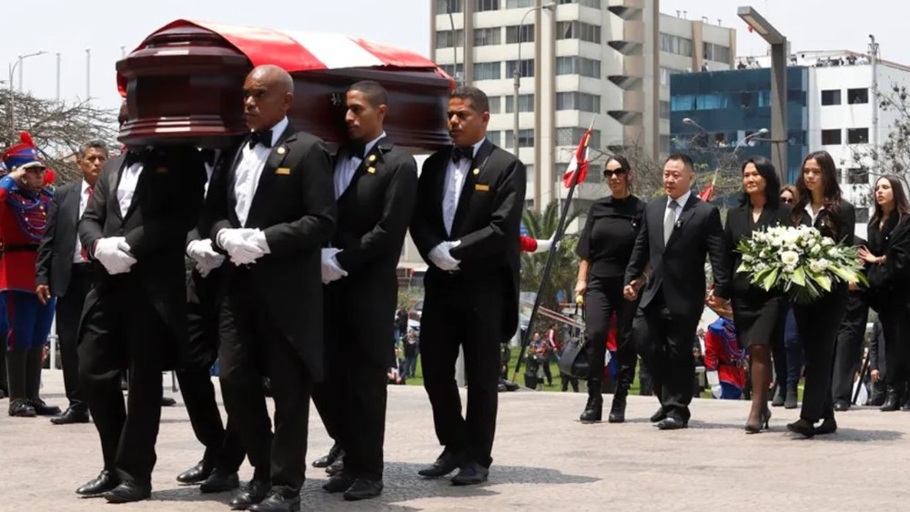 Alberto Fujimori recibe honores de estado al ingreso de su velatorio en Lima