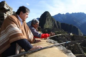 El Dr. Alan García Pérez, Presidente de la República en el Santuario de Machu Picchu. Foto Andina, Oscar Farje 08/07/2011 El Dr. Alan García Pérez, Presidente de la República en el Santuario de Machu Picchu. Foto Andina, Oscar Farje 08/07/2011