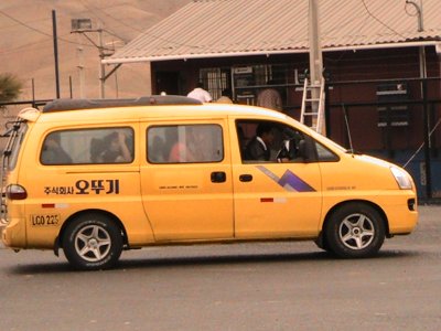 Foto de una Combi VAN que no se ha ajusta a las reglas de tránsito