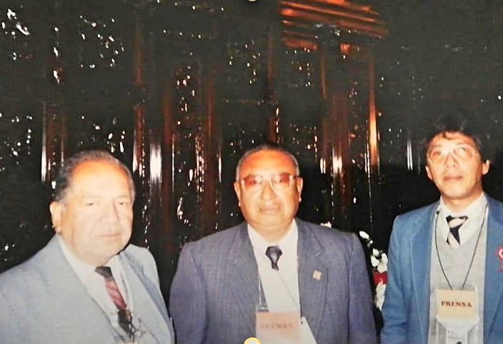 José Alcántara A. (QEPD), Rodolfo Velarde S. y Christian Herrera en Palacio de Gobierno, Lima, Perú. Foto: Archivo Orbita Popular