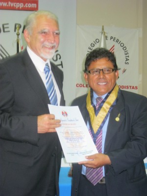 El Decano del CRP de Lima con el Exmo señor Embajador de Grecia Ionnis Papadópulos a quien entrega una distinción