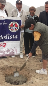 Preciso momento que un niño de apenas ocho años colabora en el acto de colocación de la primera piedra. ¿Será acaso una futura esperanza en el devenir de nuestra patria? Creemos que sí Preciso momento que un niño de apenas ocho años colabora en el acto de colocación de la primera piedra. ¿Será acaso una futura esperanza en el devenir de nuestra patria? Creemos que sí
