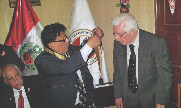 El Decano del CRPL Oscar Olórtegui, coloca la "Medalla Honor al Mérito" al Dr. Javier Alva Orlandini, forjador de la Ley de la Colegiación del Periodista (Ley 23221) El Decano del CRPL Oscar Olórtegui, coloca la "Medalla Honor al Mérito" al Dr. Javier Alva Orlandini, forjador de la Ley de la Colegiación del Periodista (Ley 23221)