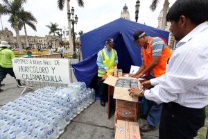 Carpa en Plaza de Armas de Lima. Muchas personas estan ofreciendo su ayuda en ropas, medicinas y alimentos para los damnificados de Cajamarquilla (Chosica). Acuden a la carpa instalada por la Municipalidad de LIma en la misma Plaza de Armas de la capital peruana