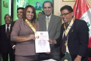 Otro de nuestros distinguidos colegas fue premiada al celebrarse el DIA INTERNACIONAL DE LA MUJER. Aparece acompañada del Decano de la Orden CPP Oscar Olortegui y el distinguido dirigente Bernardino Rodriguez Carpio Otro de nuestros distinguidos colegas fue premiada al celebrarse el DIA INTERNACIONAL DE LA MUJER. Aparece acompañada del Decano de la Orden CPP Oscar Olortegui y el distinguido dirigente Bernardino Rodriguez Carpio