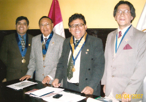 Miembros de la Comisión de Defensa Gremial Lic. Rodolfo Velarde y Christian Herrera Rodriguez, en el acto de  juramentación. Preside la ceremonia el Decano CPP Oscar Olórtegui Chávez y el CPP José García Sosaya I Vice Decano