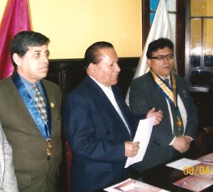 El Dr. José Casiano, Presidente de la Comisión de Educación en su discurso después de la juramentación a su cargo. Lo acompañan el Decano CPP Oscar Olórtegui Chávez y el I Vice Decano CPP José García Sosaya El Dr. José Casiano, Presidente de la Comisión de Educación en su discurso después de la juramentación a su cargo. Lo acompañan el Decano CPP Oscar Olórtegui Chávez y el I Vice Decano CPP José García Sosaya