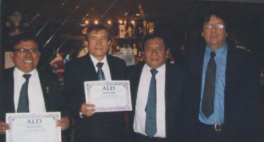 El Dr. Ciro Gálvez Herrera presidente de CONACEPOL, acompañadp por Oscar Olórtegui, Decano del colegio regional de periodistas de Lima y otros distinguidos dirigentes de dicha institución