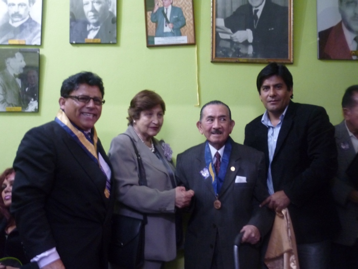 Aparecen en la Sala de homenajeados, el colega Lic. Efraín Bazán Casella "PADRE PRESIDENTE 2012", en compañía de su esposa Alicia Aguirre de Bazán, su hijo Renato Bazán Aguirre. El Decano de la Orden CPP Oscar Olórtegui Chávez y el colegiado Joel Santillán Torres, Director de Asuntos Mutualistas y Asistencia Social acompañan al agasajado