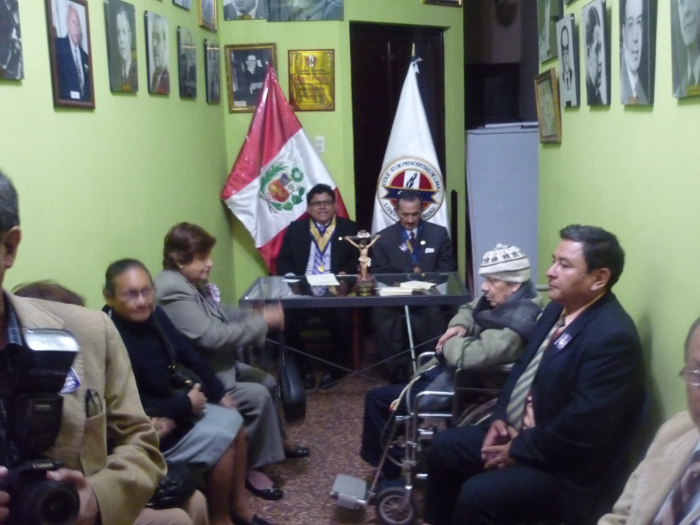 Momento muy especial se desarrolla cuando el Decano de la Orden Lic CPP Oscar Olórtegui Chávez, recibe en su Despacho al Colegiado CPP Efraín Bazán Casella, Director de Actividades Profesionales y Culturales, en su Despacho, dandole la bienvenida asi como a sus familiares y la Ex-Decana de la Orden Lupe Ormeño Tercero y al Ex-Jefe de la Sección Policial del desaparecido diario La Crónica Juan Marcoz Martínez, que a pesar de sus dolencia estuvo para saludar a su amigo y colega