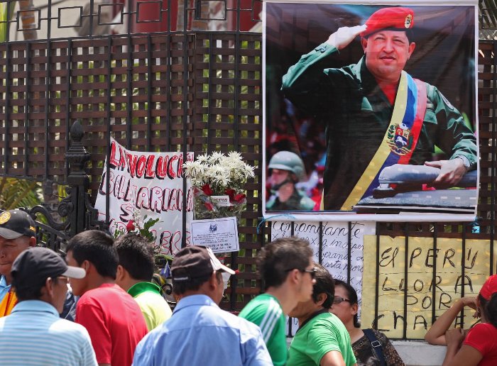 Ciudadanos limeños y venezolanos visitaron la Embajada de Venezuela en Lima para dar el pésame por la muerte de Hugo Chávez. Foto cortesía ANDINA/Oscar Farje. 06/03/2013
