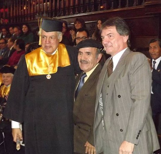 El colega Enrique Escardó vestido de toga y ribete recibe el reconocimiento de Amauta por sus servicios periodísticos en favor de la comunidad y libertad de expresión El colega Enrique Escardó vestido de toga y ribete recibe el reconocimiento de Amauta por sus servicios periodísticos en favor de la comunidad y libertad de expresión