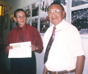 El Experto en Fisioterapia y Rehabilitación Abraham Vilca Diaz fue distinguido con un Diploma de Honor por la Revista "ORBITAPOPULAR" que celebraba sus Bodas de Plata, merced a sus exitosos servicios prestados al género humano. El acto fue en el Club TACNA, de la capital. Aparece con el Director de la Revista y actual Segundo Vice Decano del Colegio Regional de Periodistas de Lima, Lic Rodolfo Velarde