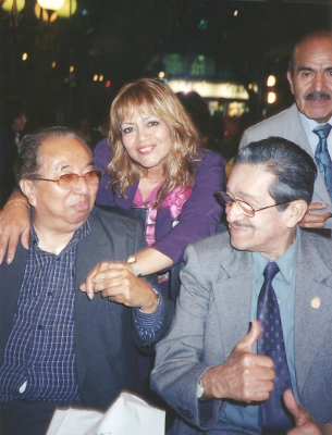 El Sr. Pedro Ferreira con los periodistas M. Falcón, Justo Linares y una colega felicitando al Director
